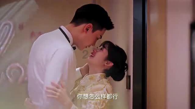 白色衬衫搭配黑色紧身裤，素雅清新，给人视觉上的极度舒适感，你觉得如何？游戏画面