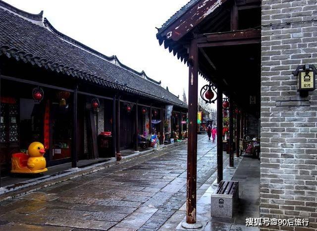 何云伟人生赢家,高调晒荣誉证书,获优秀员工奖,成听云轩座上宾
